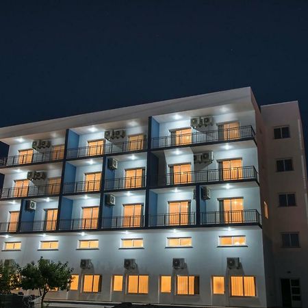 Deniz Airport Suites Nikosia Bagian luar foto