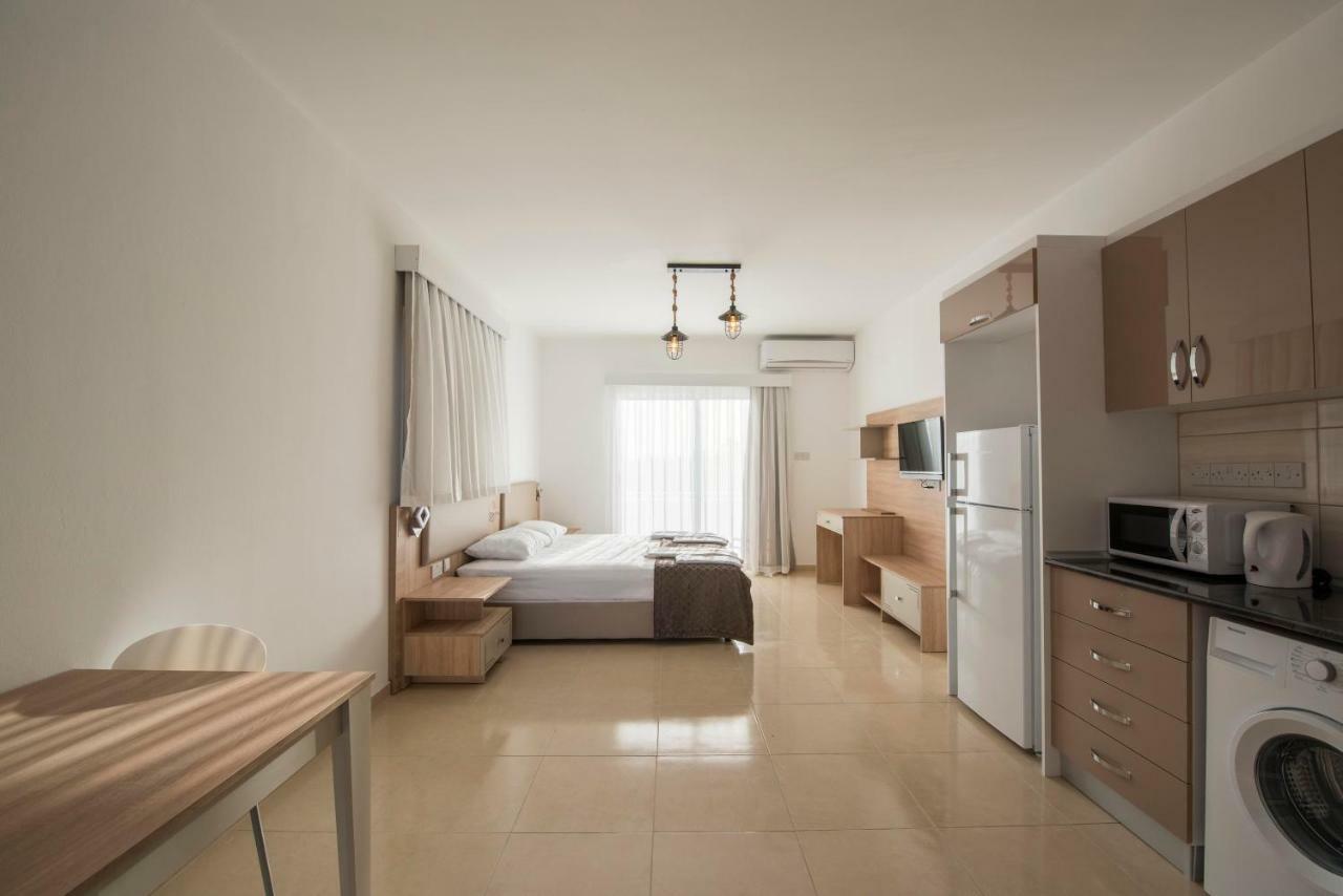 Deniz Airport Suites Nikosia Bagian luar foto