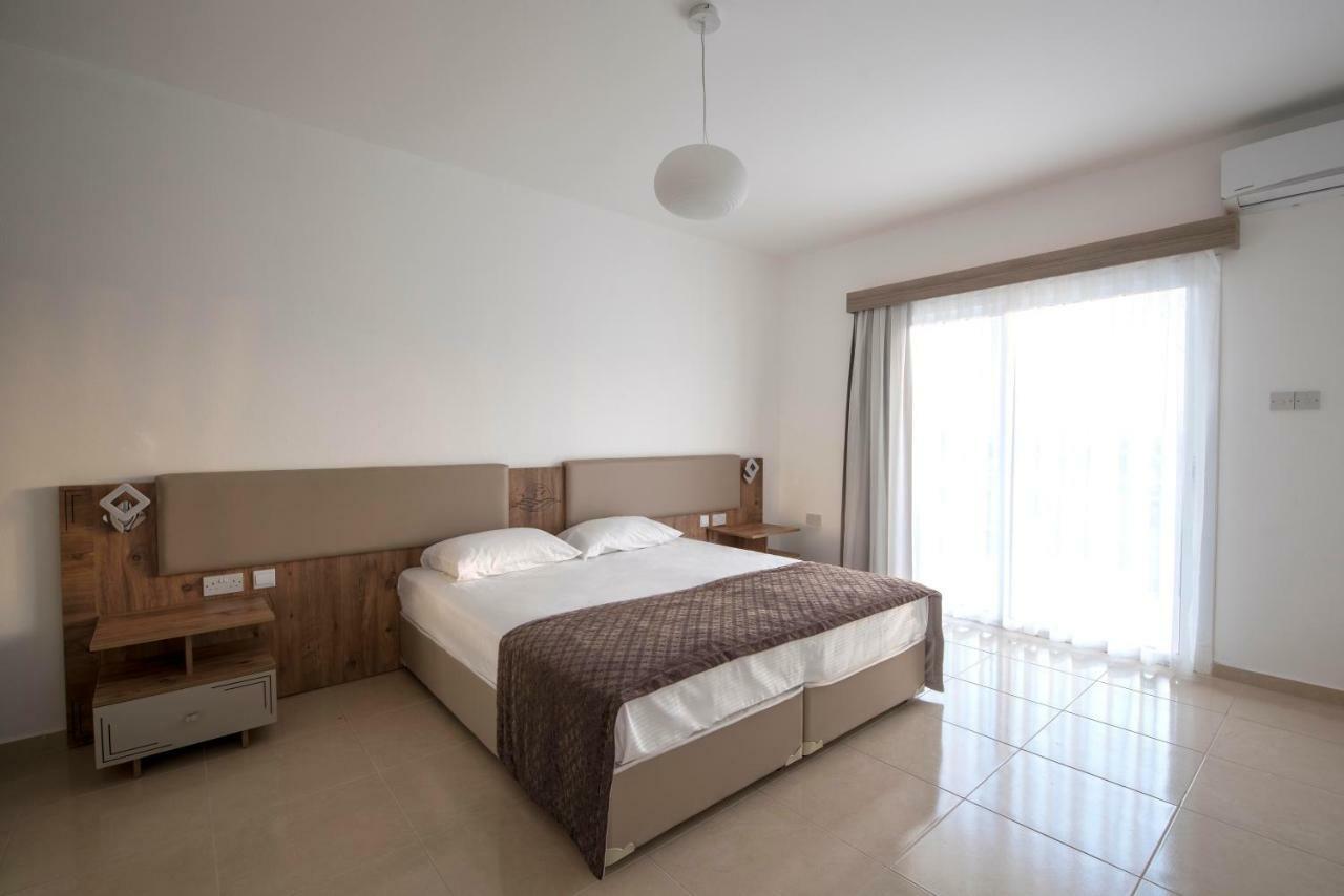 Deniz Airport Suites Nikosia Bagian luar foto