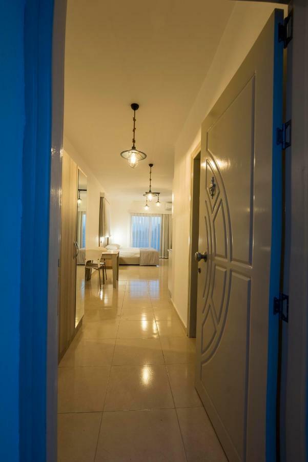 Deniz Airport Suites Nikosia Bagian luar foto