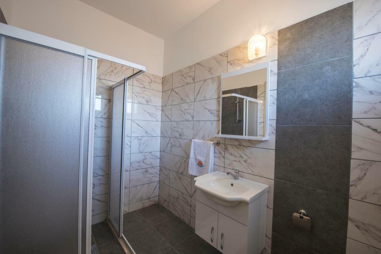 Deniz Airport Suites Nikosia Bagian luar foto