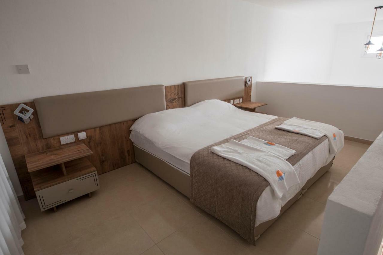 Deniz Airport Suites Nikosia Bagian luar foto