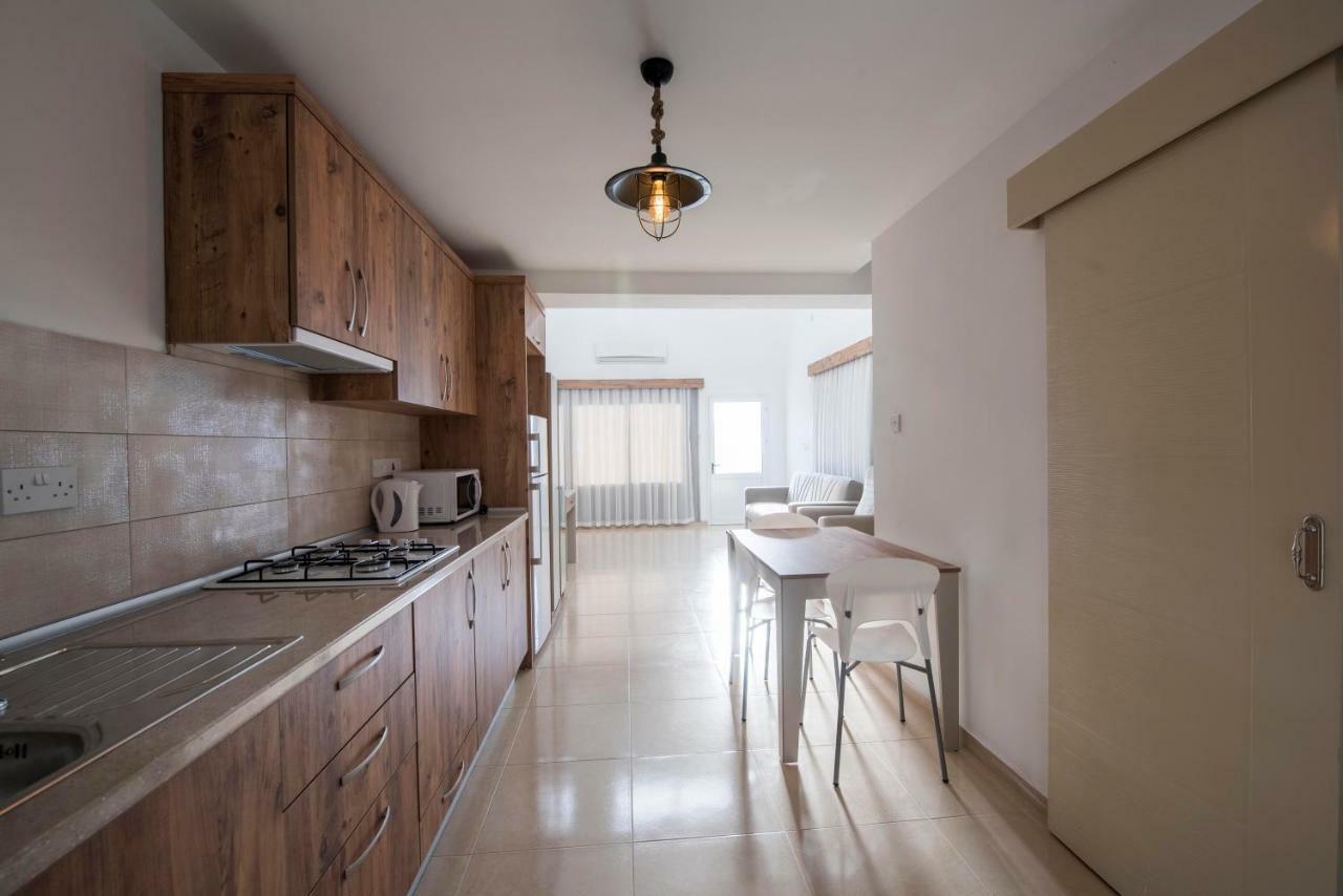 Deniz Airport Suites Nikosia Bagian luar foto
