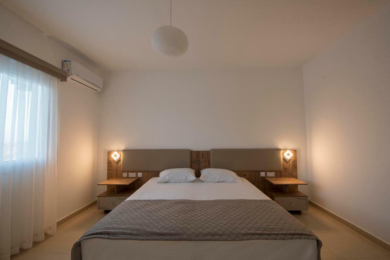 Deniz Airport Suites Nikosia Bagian luar foto