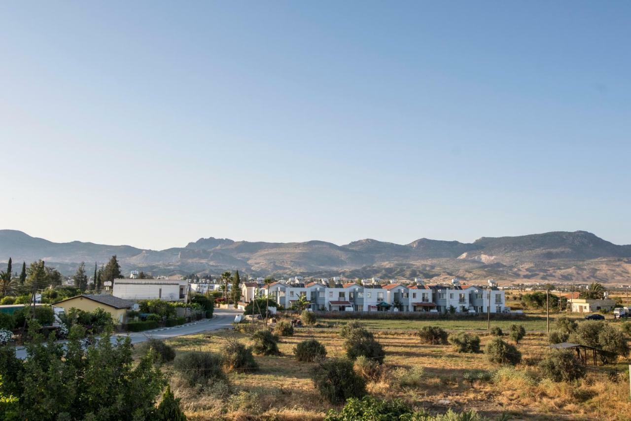 Deniz Airport Suites Nikosia Bagian luar foto