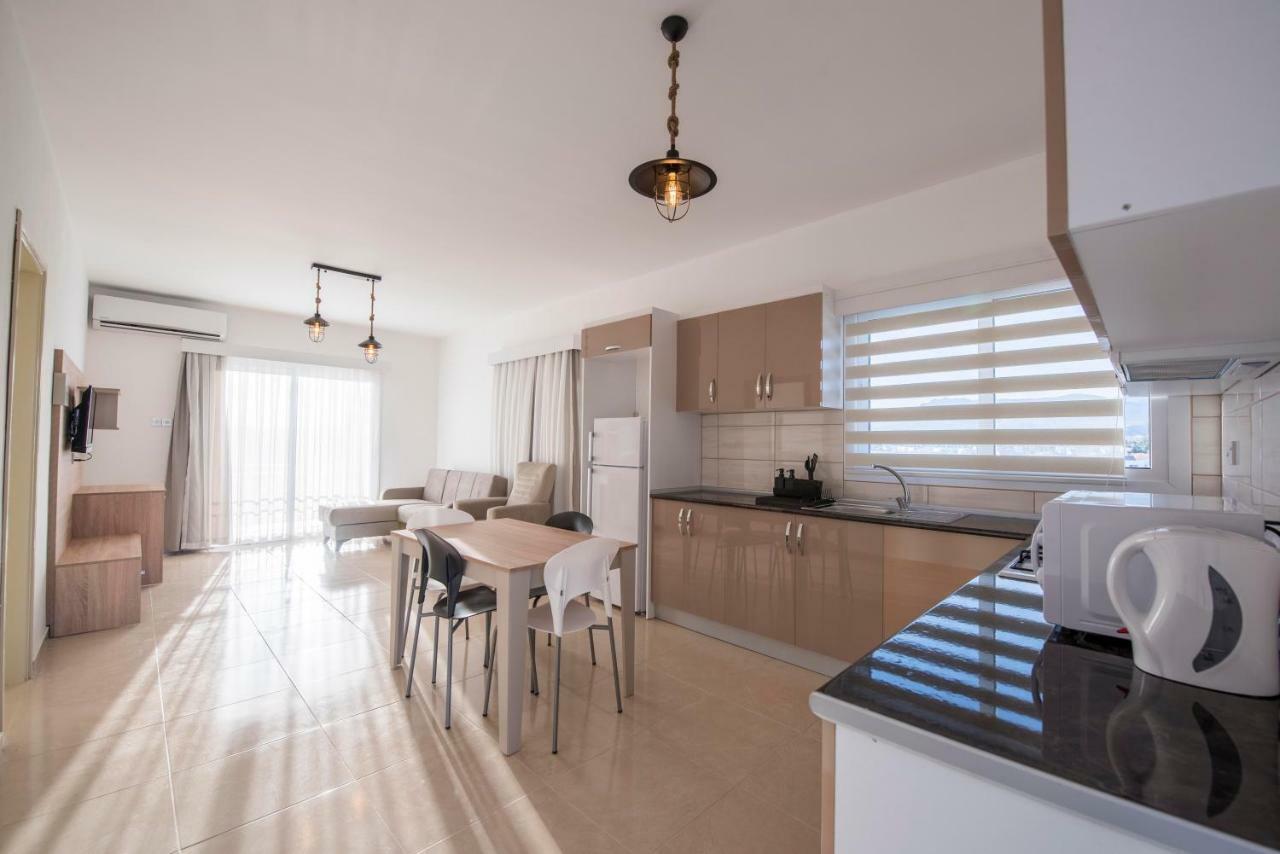 Deniz Airport Suites Nikosia Bagian luar foto