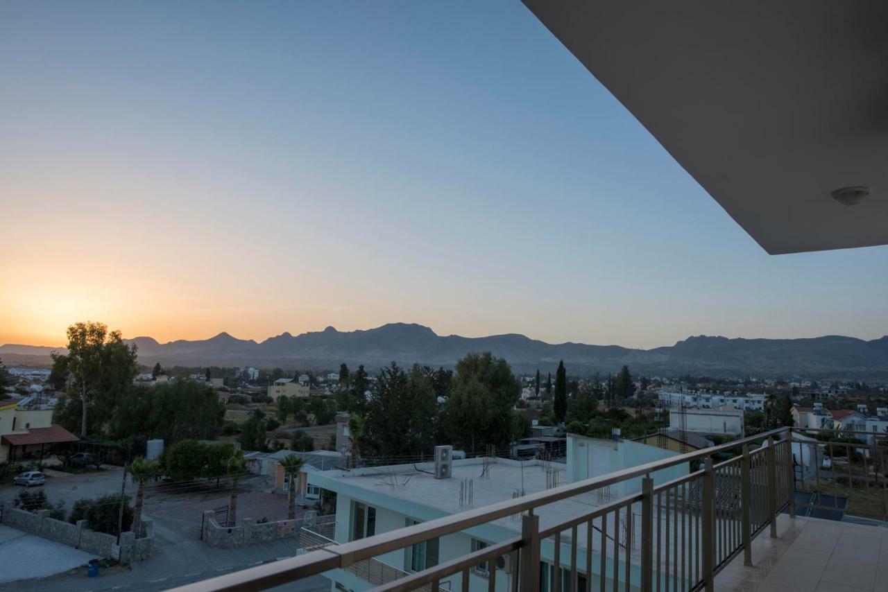 Deniz Airport Suites Nikosia Bagian luar foto