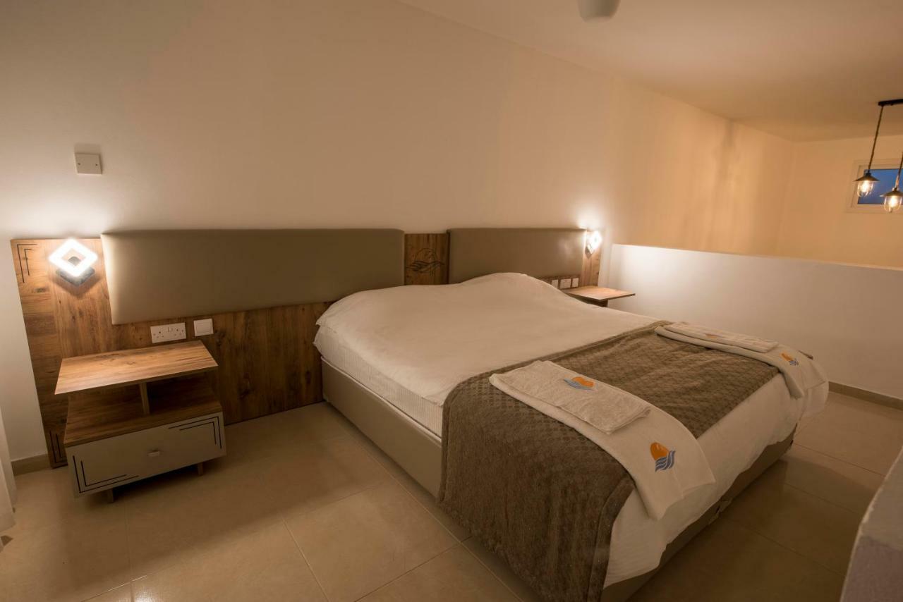 Deniz Airport Suites Nikosia Bagian luar foto