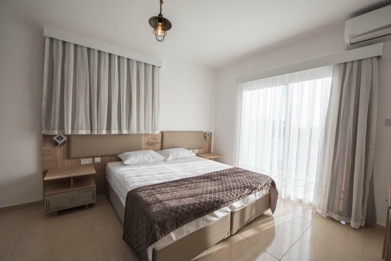 Deniz Airport Suites Nikosia Bagian luar foto