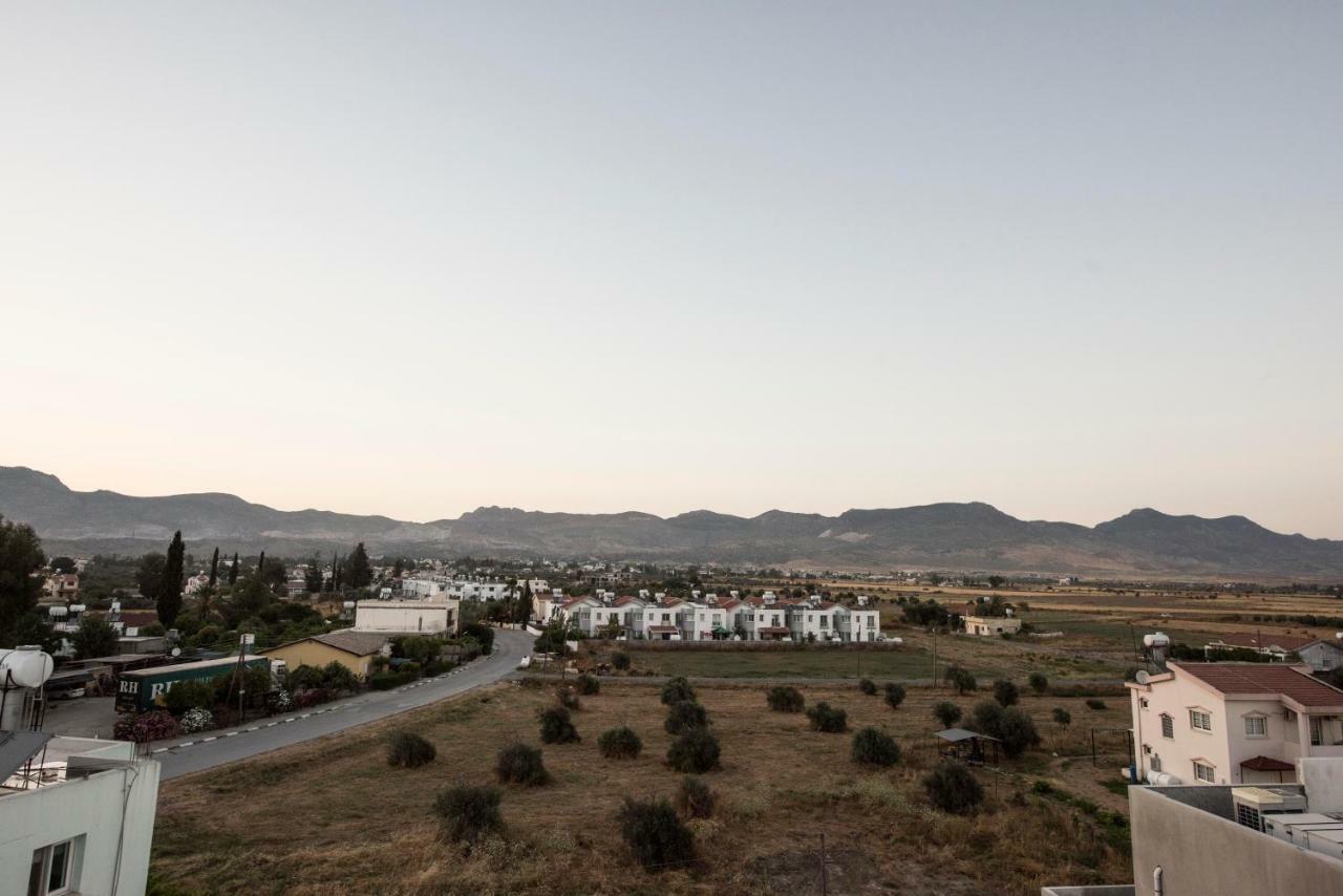 Deniz Airport Suites Nikosia Bagian luar foto