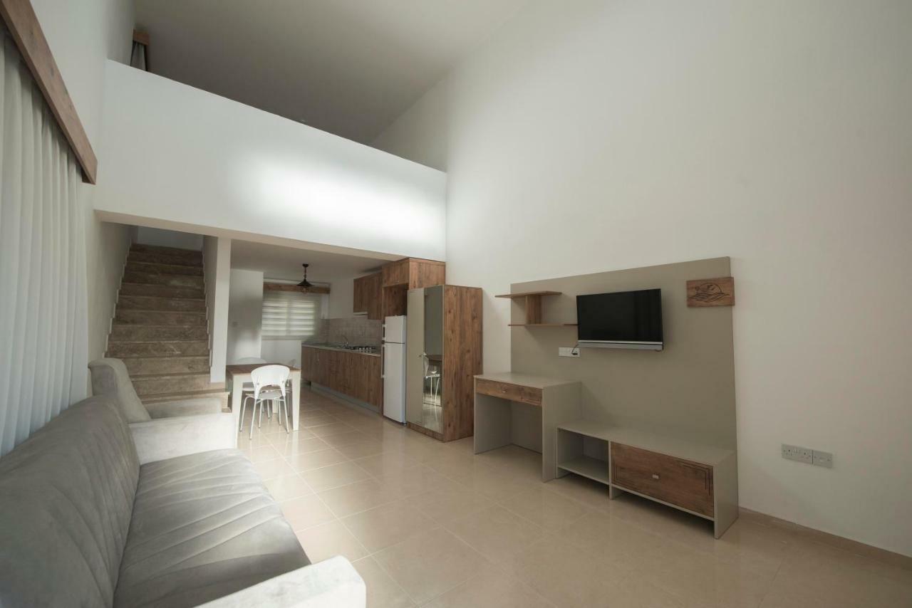 Deniz Airport Suites Nikosia Bagian luar foto
