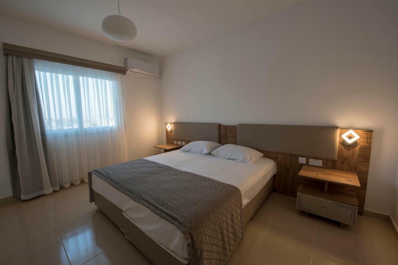 Deniz Airport Suites Nikosia Bagian luar foto