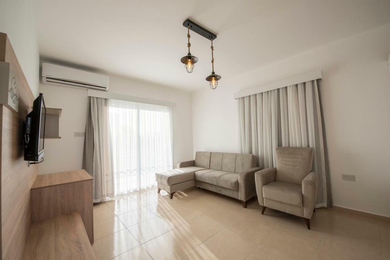 Deniz Airport Suites Nikosia Bagian luar foto