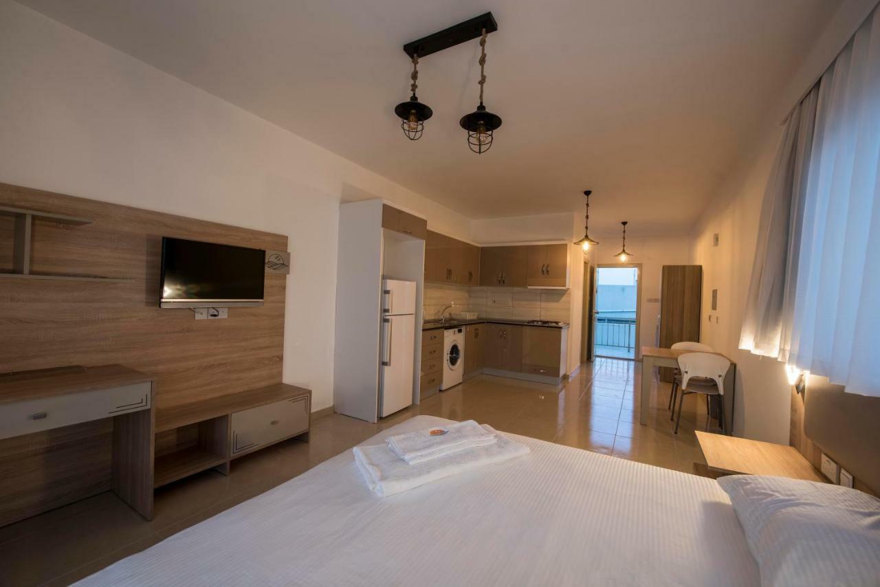 Deniz Airport Suites Nikosia Bagian luar foto