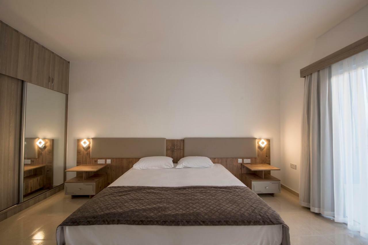 Deniz Airport Suites Nikosia Bagian luar foto