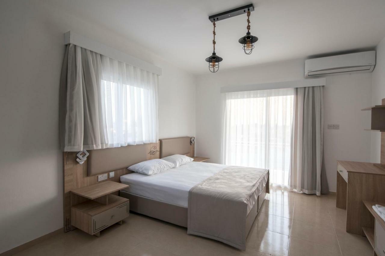 Deniz Airport Suites Nikosia Bagian luar foto