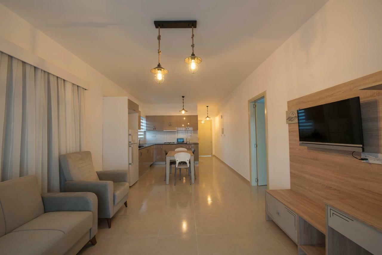 Deniz Airport Suites Nikosia Bagian luar foto