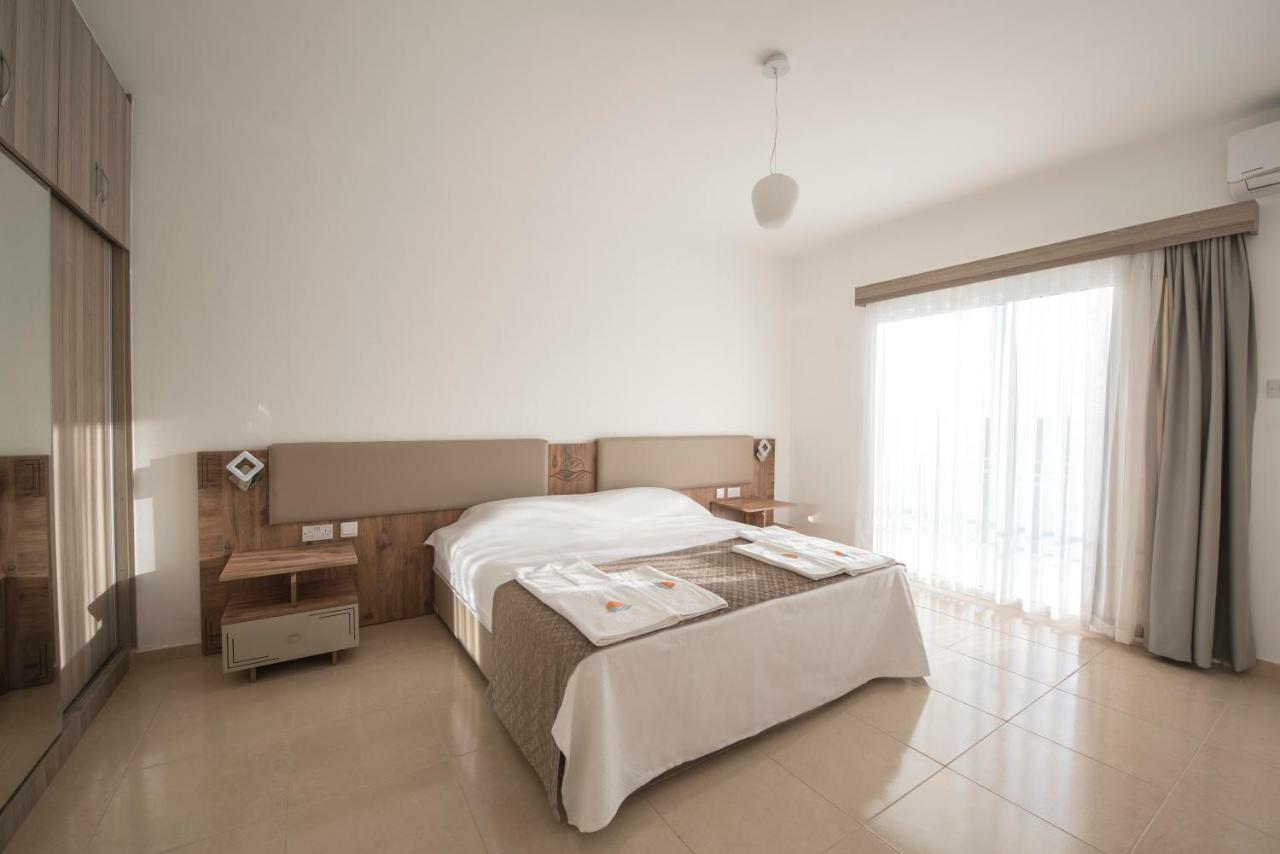 Deniz Airport Suites Nikosia Bagian luar foto