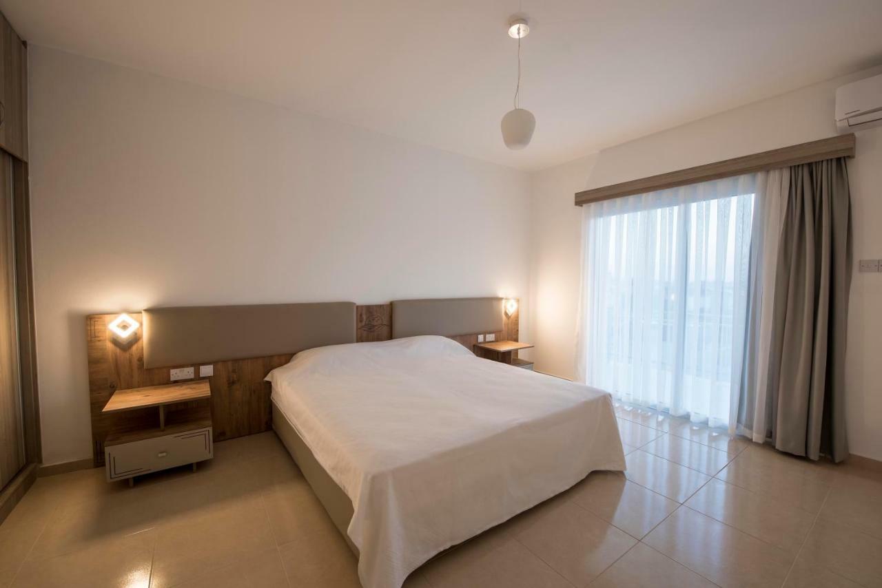 Deniz Airport Suites Nikosia Bagian luar foto