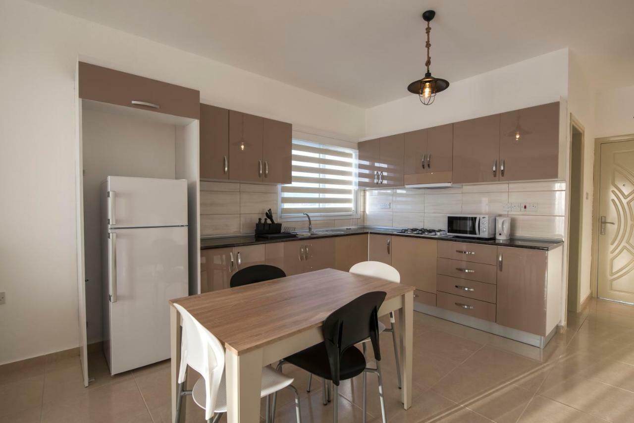 Deniz Airport Suites Nikosia Bagian luar foto