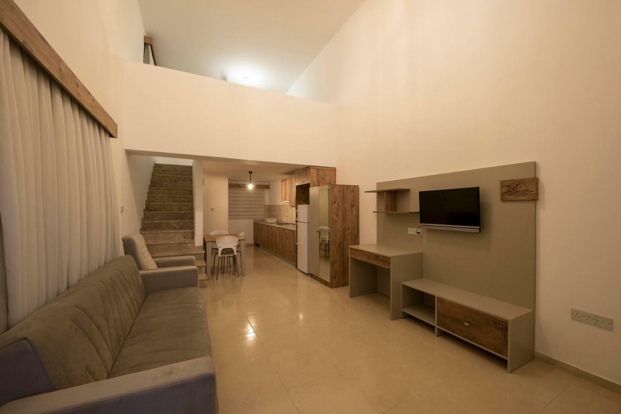 Deniz Airport Suites Nikosia Bagian luar foto