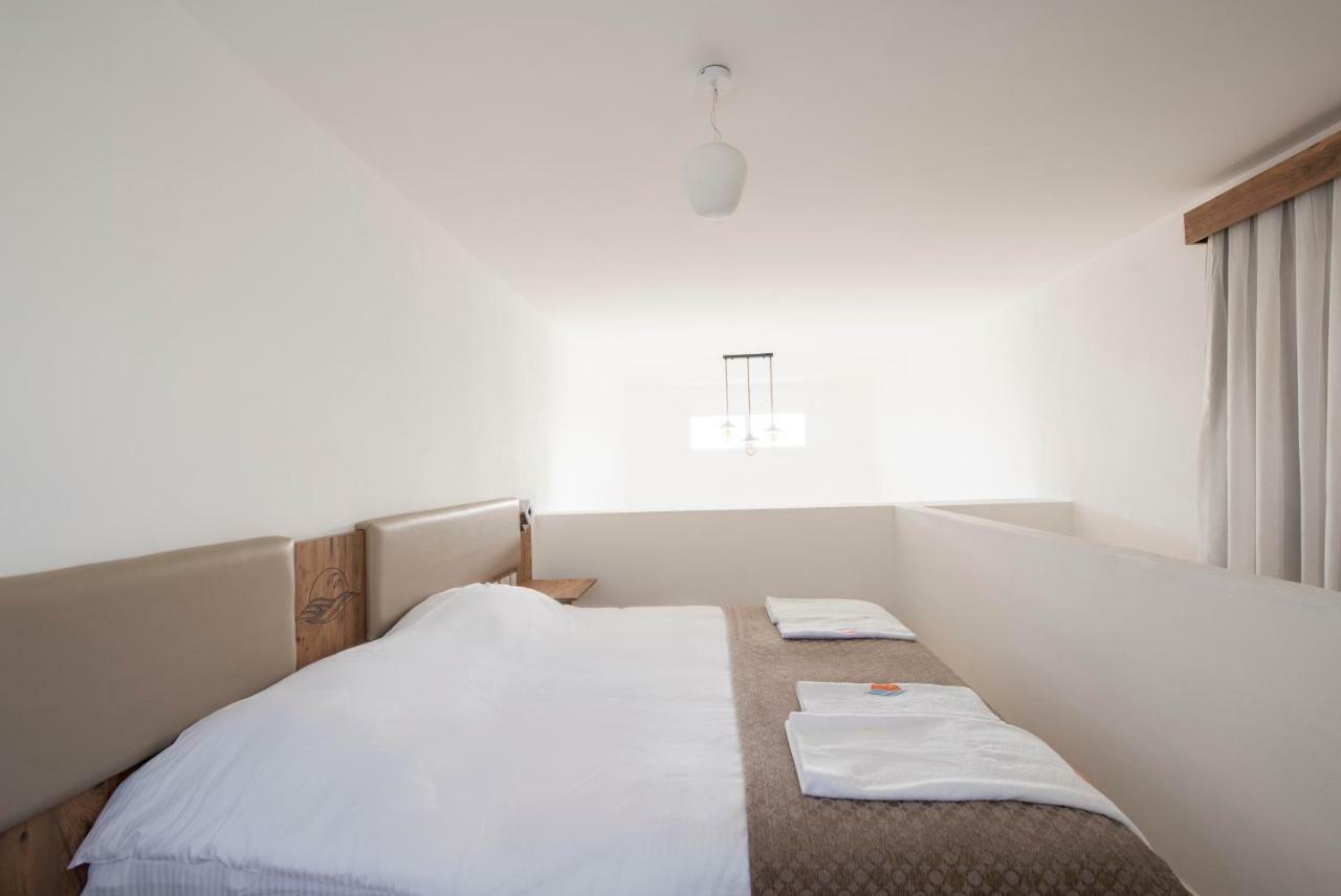 Deniz Airport Suites Nikosia Bagian luar foto