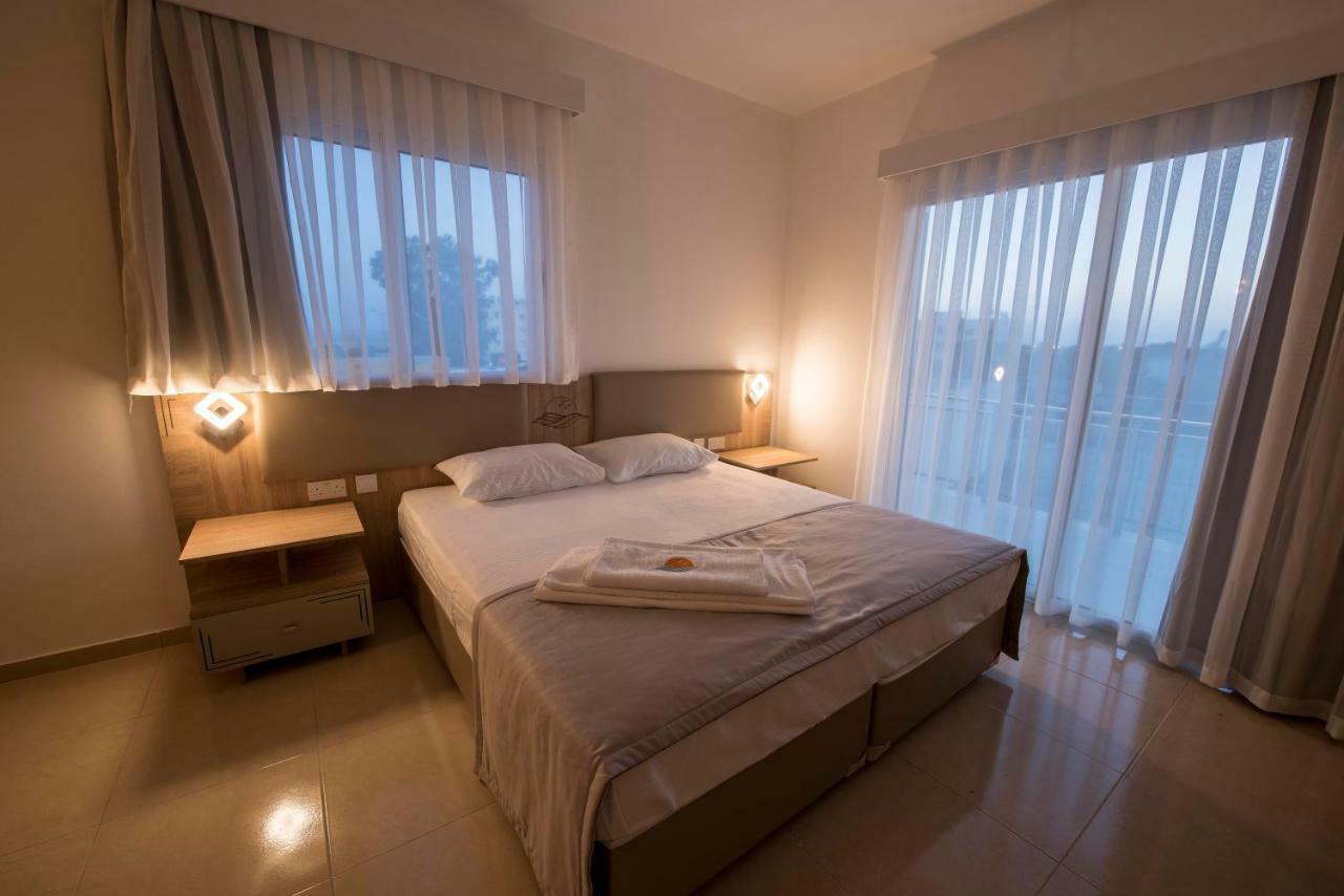Deniz Airport Suites Nikosia Bagian luar foto