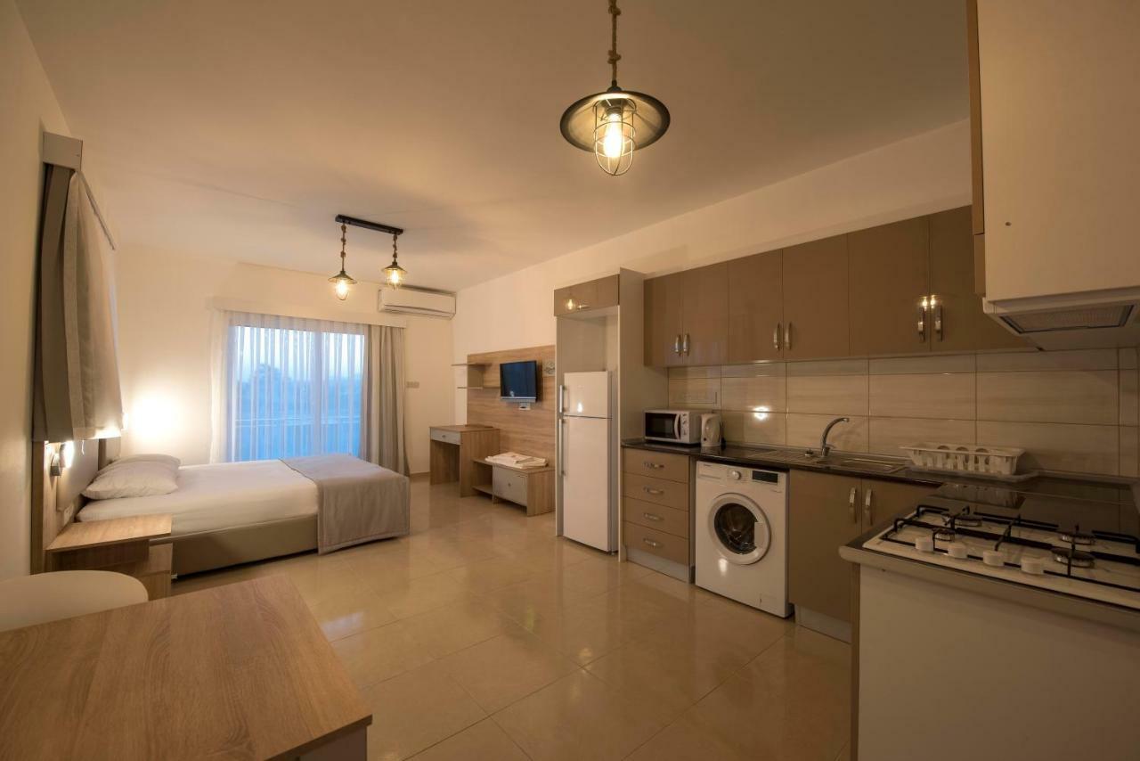 Deniz Airport Suites Nikosia Bagian luar foto