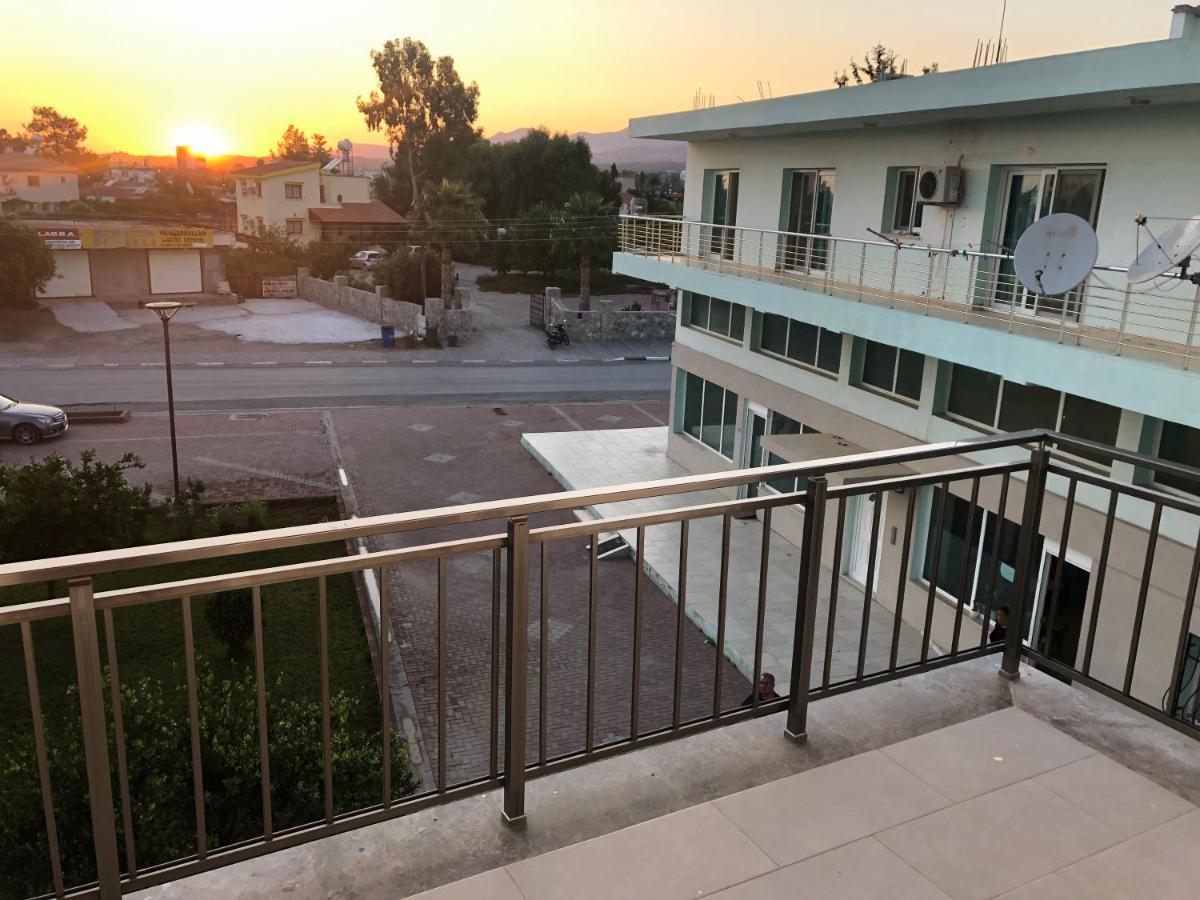 Deniz Airport Suites Nikosia Bagian luar foto